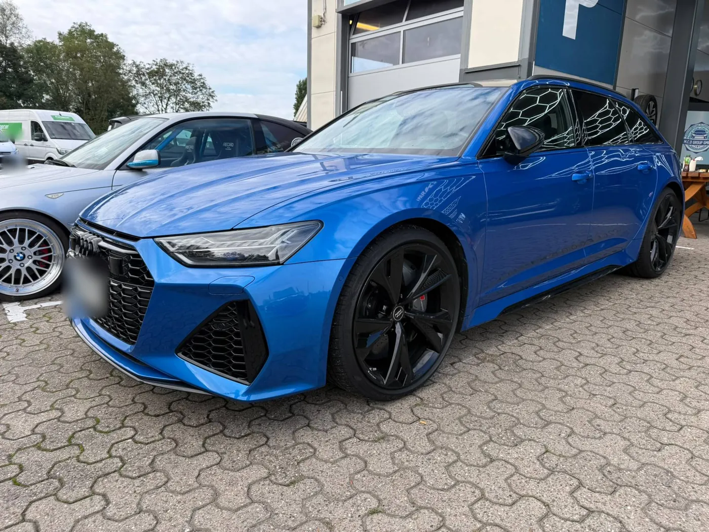 Kfz-Gutachten Audi RS6 Avant – CAR EXPERTISE Blauer Audi RS6 Avant bei der Fahrzeugbegutachtung vor der Werkstatt