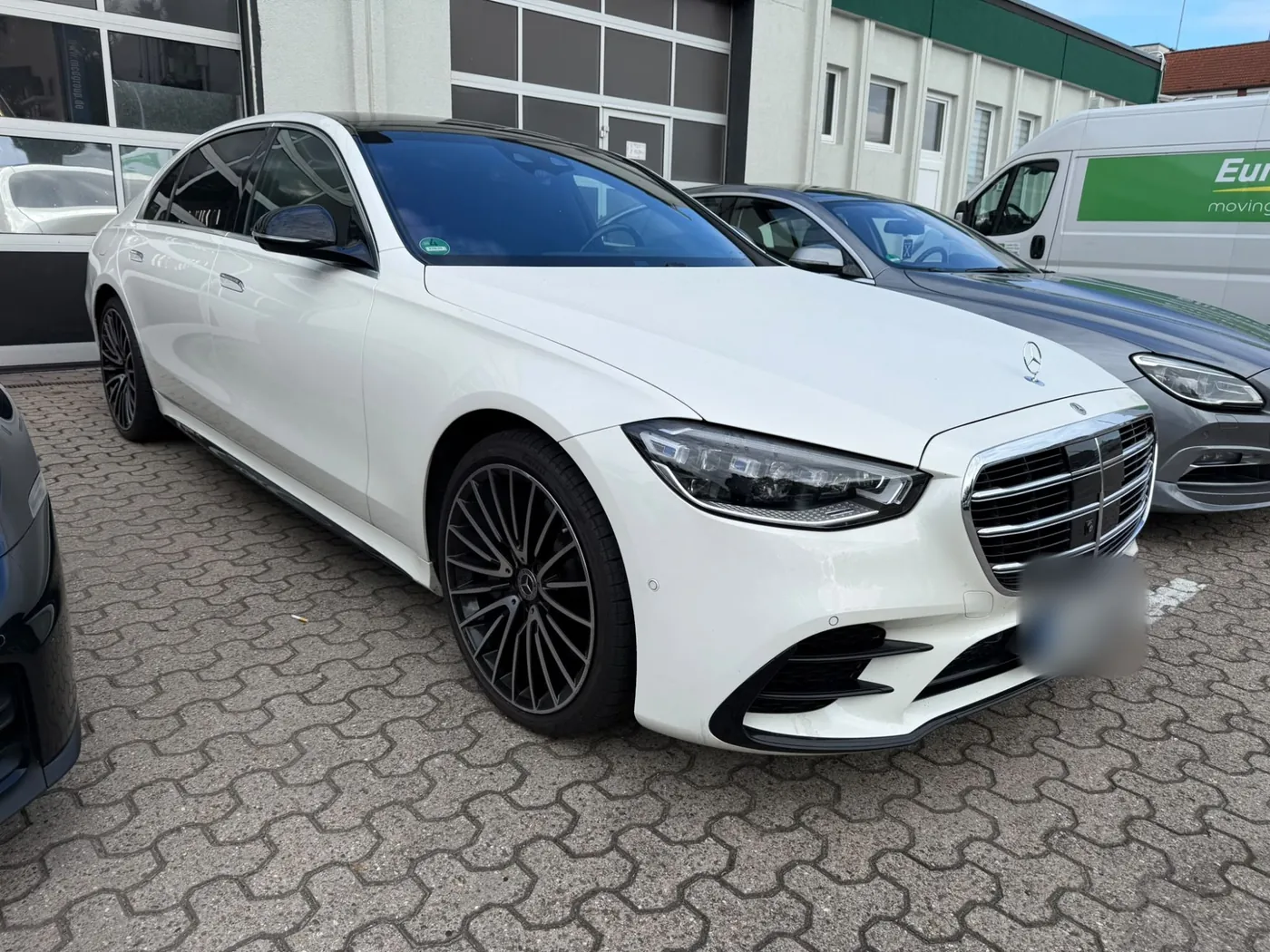 Kfz-Gutachten in Heiligenhaus – CAR EXPERTISE Weiße Mercedes-Benz S-Klasse vor der Begutachtung durch CAR EXPERTISE in Heiligenhaus